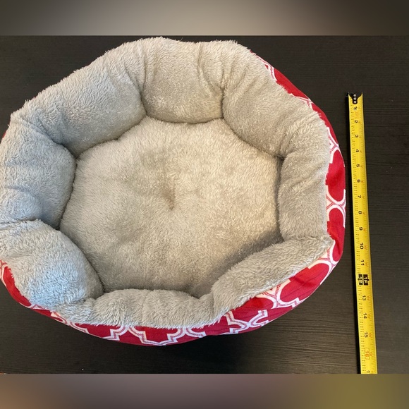 SOLD Small red/white pet bed, fluffy and soft, dog or cat - Picture 10 of 12
